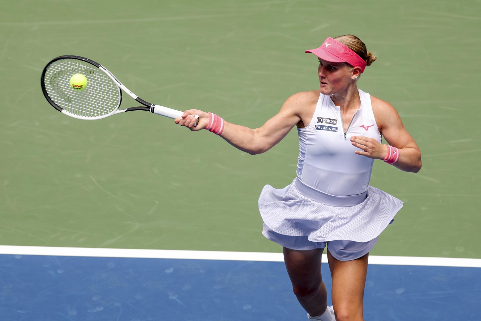 La neerlandesa Suzan Lamens, en acción contra la polaca Iga Swiatek durante un partido de la segunda ronda del Abierto de EE.UU. en el Centro Nacional de Tenis USTA Billie Jean King en Flushing Meadows, Nueva York. EFE/EPA/SARAH YENESEL