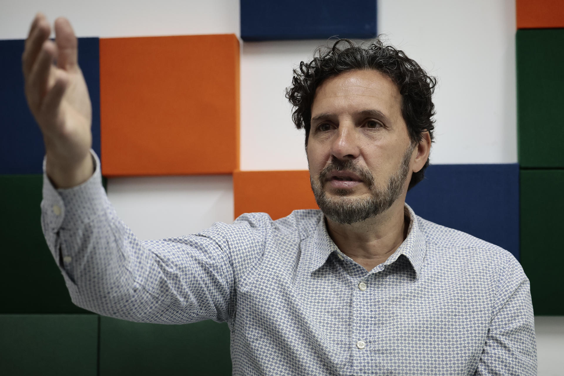 El coordinador del proyecto de Médicos Sin Fronteras para Ciudad de México y el Estado de México, Jorge Pedro Martín, habla en una entrevista con EFE este martes, en Ciudad de México (México). EFE/ José Méndez
