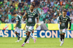 Ismael Díaz (i) y Fernando Beltrá, del León, celebran un gol este sábado durante un partido por la jornada 7 del Torneo Apertura 2025 de la Liga MX. EFE/ Luis Ramírez