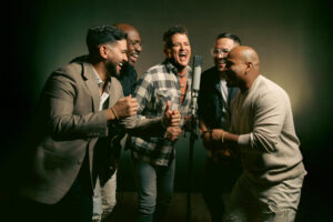 Fotografía sin fecha cedida por la oficina de comunicaciones Paola España que muestra a los cantantes colombianos Carlos Vives (c) y los integrantes del Grupo Niche durante la grabación de la nueva versión de 'La tierra del olvido' en Santa Marta (Colombia). EFE/ Prensa Paola España