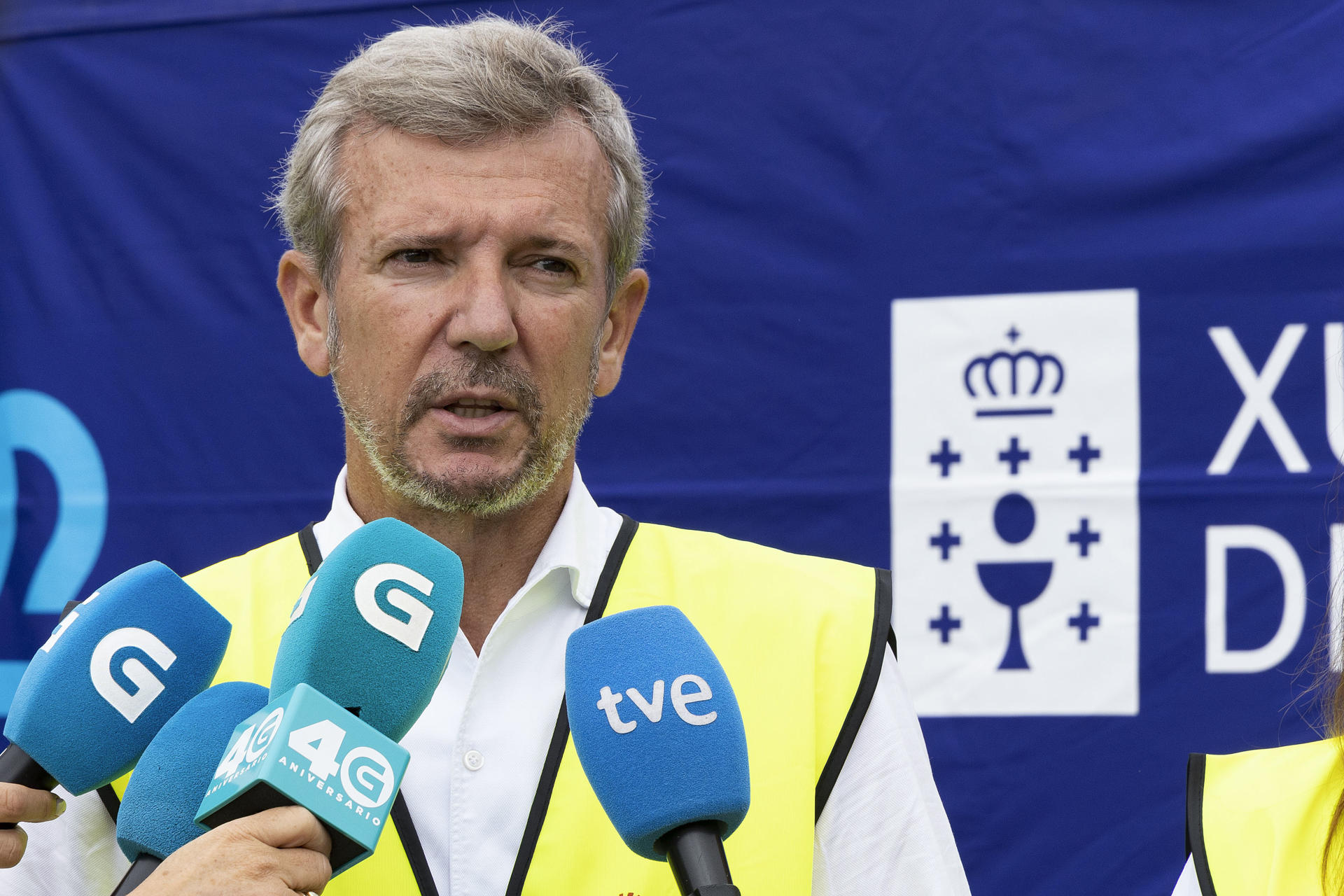 El presidente de la Xunta, Alfonso Rueda, atiende a los medios este lunes en Oia durante su visita a una de las zonas afectadas por los incendios. EFE/ Salvador Sas