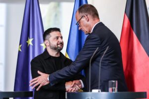 El canciller alemán Friedrich Merz (R) y el presidente ucraniano Volodymyr Zelensky se dan la mano después de una conferencia de prensa tras una videollamada con otros jefes de estado antes de una cumbre entre los líderes de EE.UU. y Rusia, en Berlín, Alemania, 12 de agosto de 2025 (Alemania, Ucrania) EFE/EPA/FILIP SINGER