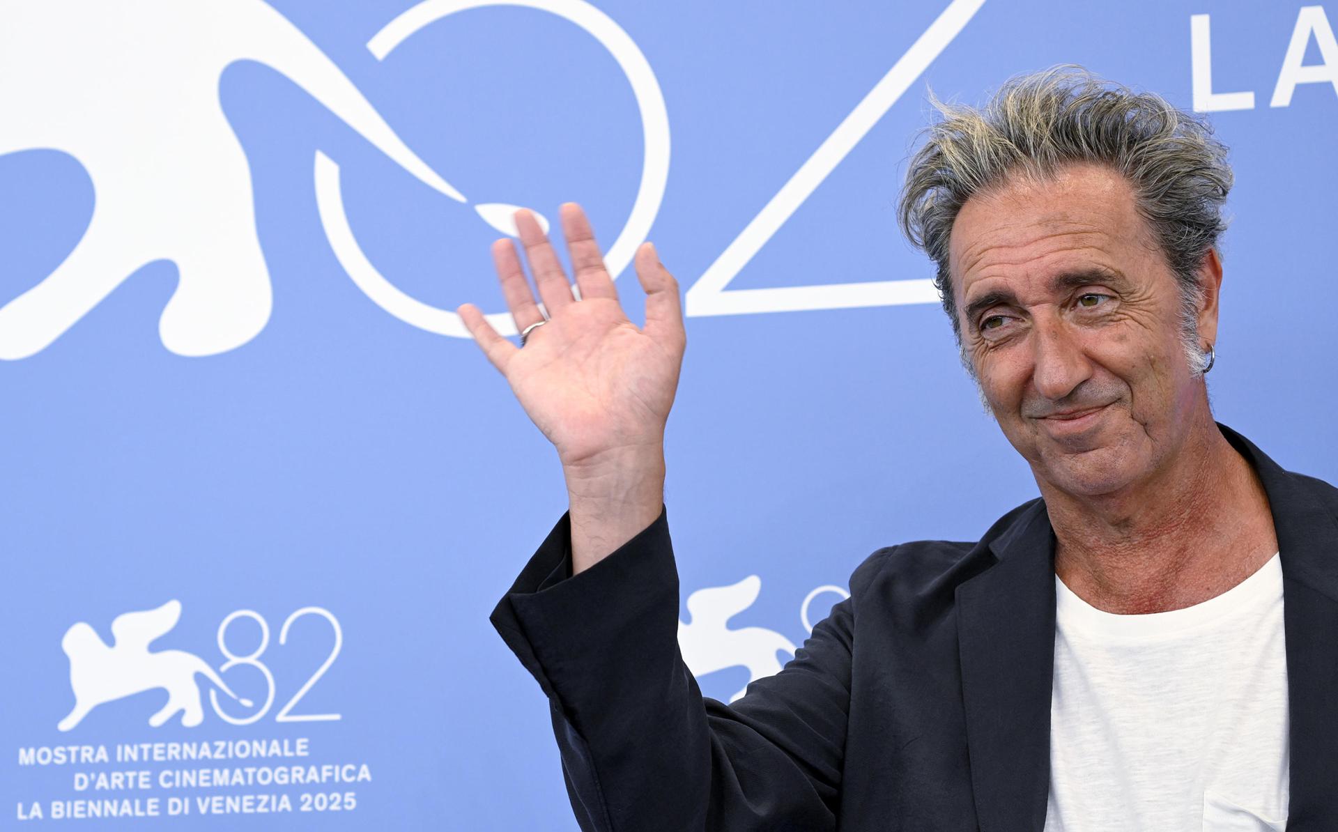 El director italiano Paolo Sorrentino posa en un photocall para 'La Grazia' antes de la ceremonia de apertura del 82º Festival Internacional de Cine de Venecia, en Venecia, Italia, 27 de agosto de 2025. El festival de cine se celebra del 27 de agosto al 6 de septiembre de 2025. (Cine, Cine, Italia, Venecia) EFE/EPA/RICCARDO ANTIMIANI