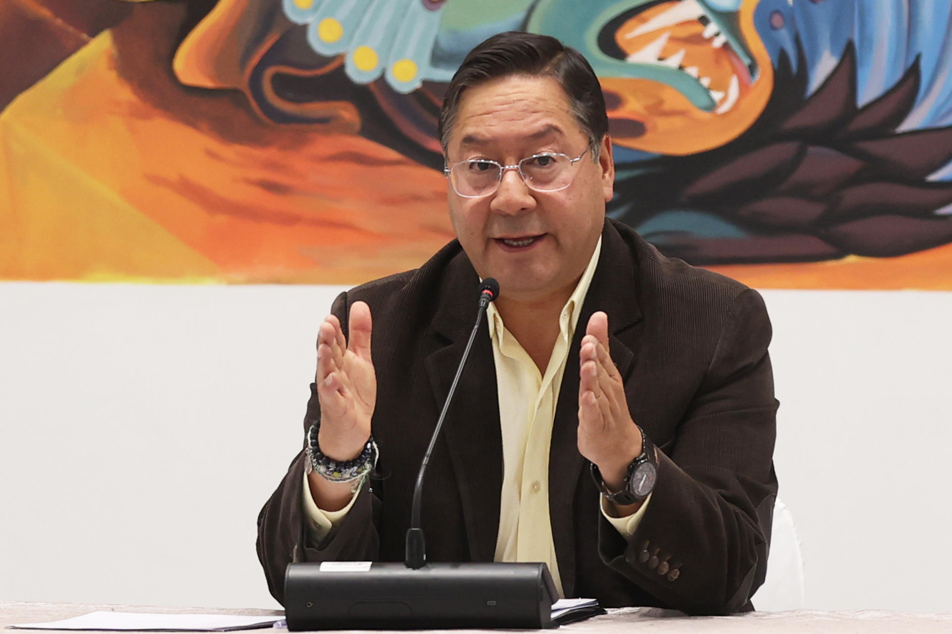 El presidente de Bolivia, Luis Arce, habla durante una rueda de prensa este jueves, en La Casa Grande del Pueblo en La Paz (Bolivia). EFE/ Luis Gandarillas
