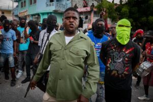 Fotografía de archivo del jefe de la poderosa banda armada haitiana G9, Jimmy Cherisier, alias Barbecue, en una manifestación, el 19 de septiembre de 2023, en Puerto Príncipe (Haití). EFE/ Johnson Sabin