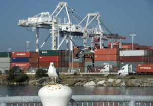 Imagen de archivo de varios contenedores en el Puerto de Oakland, California (EE.UU.), donde llegan los barcos provenientes de Asia con productos de consumo.  EFE/JOHN G. MABANGLO