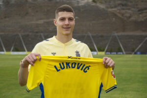 El último fichaje de la UD Las Palmas, el delantero serbio Milos Lukovic, durante su presentación este viernes en Las Palmas de Gran Canaria. Lukovic ha manifestado este viernes que llega con la intención de mostrar sus cualidades en el club, que no tendrá opción de compra a final de temporada, cuando finalice la cesión acordada con el Racing Club de Estrasburgo francés, su club de procedencia. EFE/Ángel Medina G.