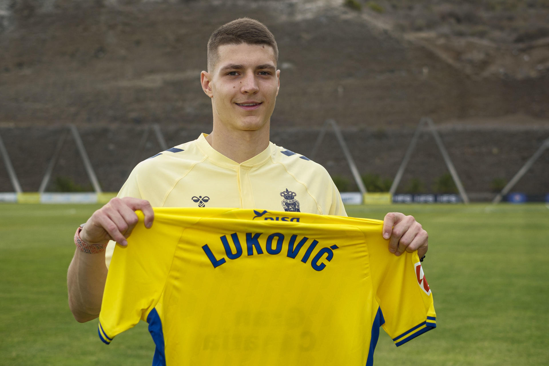 El último fichaje de la UD Las Palmas, el delantero serbio Milos Lukovic, durante su presentación este viernes en Las Palmas de Gran Canaria. Lukovic ha manifestado este viernes que llega con la intención de mostrar sus cualidades en el club, que no tendrá opción de compra a final de temporada, cuando finalice la cesión acordada con el Racing Club de Estrasburgo francés, su club de procedencia. EFE/Ángel Medina G.