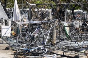 Unas 1.800 personas han sido desalojadas de un 'camping' de El Vendrell (Tarragona) a consecuencia de un incendio declarado de madrugada y que ha quemado una quincena de vehículos, aunque el siniestro no ha causado víctimas. EFE/ Quique García