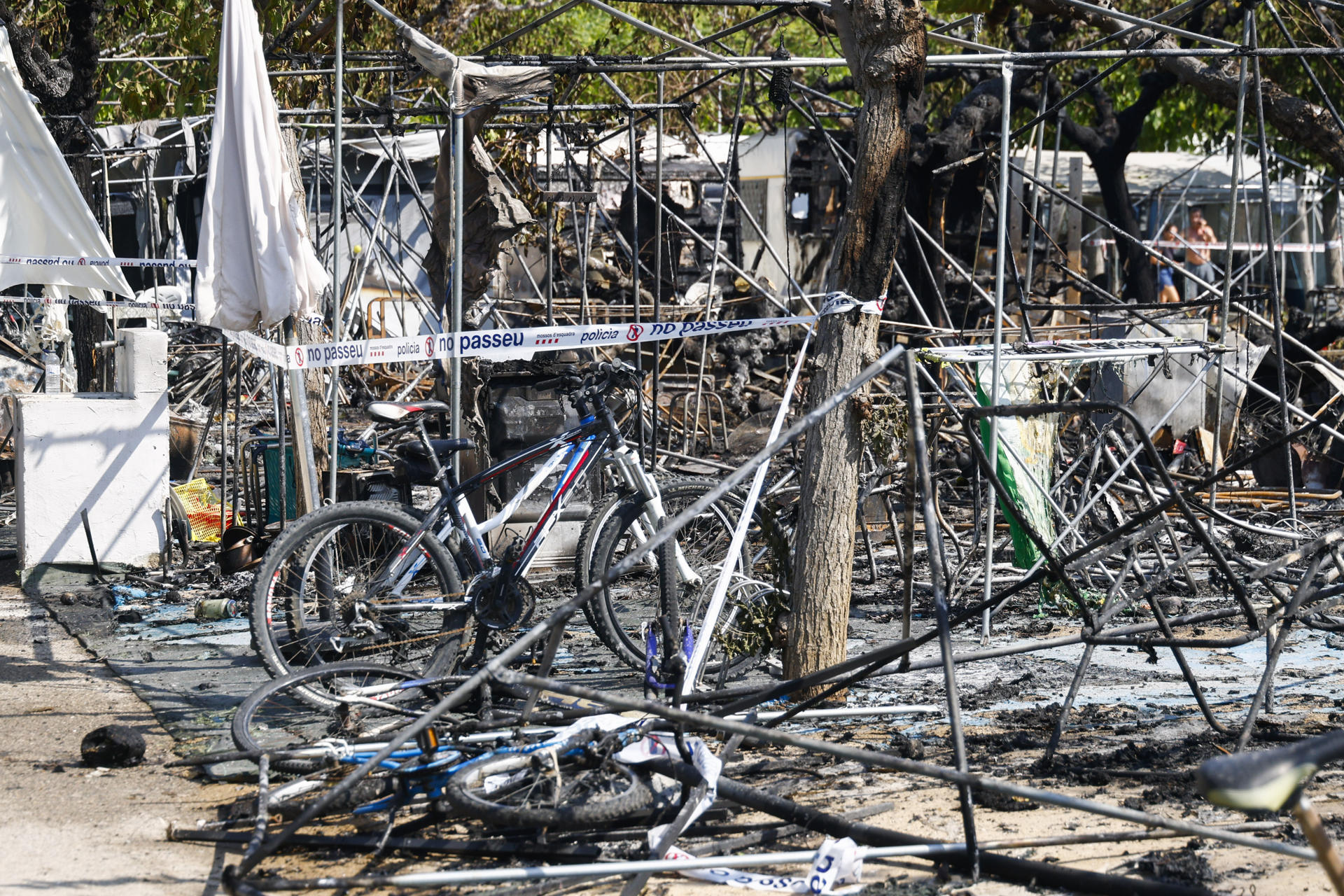 Unas 1.800 personas han sido desalojadas de un 'camping' de El Vendrell (Tarragona) a consecuencia de un incendio declarado de madrugada y que ha quemado una quincena de vehículos, aunque el siniestro no ha causado víctimas. EFE/ Quique García
