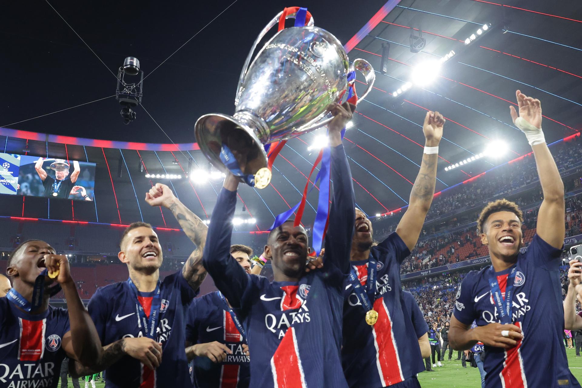 Fotografía de Christopher Neundorf, en la que puede verse en una imagen de archivo del 31 de mayo de 2025 a futbolistas del PSG celebrando el triunfo en la final de la Liga de Campeones 2024-2025, disputada ante el Inter de Milán. EFE
