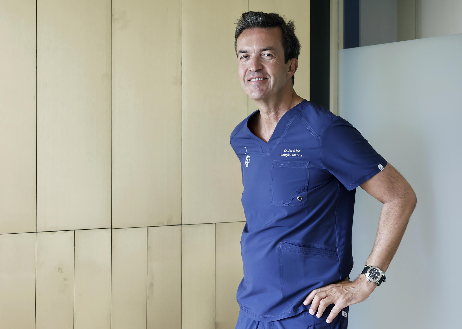 La cirugía estética se ha disparado un 30 % en Cataluña en los últimos 5 años, lo que responde a que, en tiempos de crisis, aumentan los tratamientos estéticos, según el cirujano plástico Jordi Mir, en la imagen posando durante la entrevista con EFE. EFE/ Andreu Dalmau
