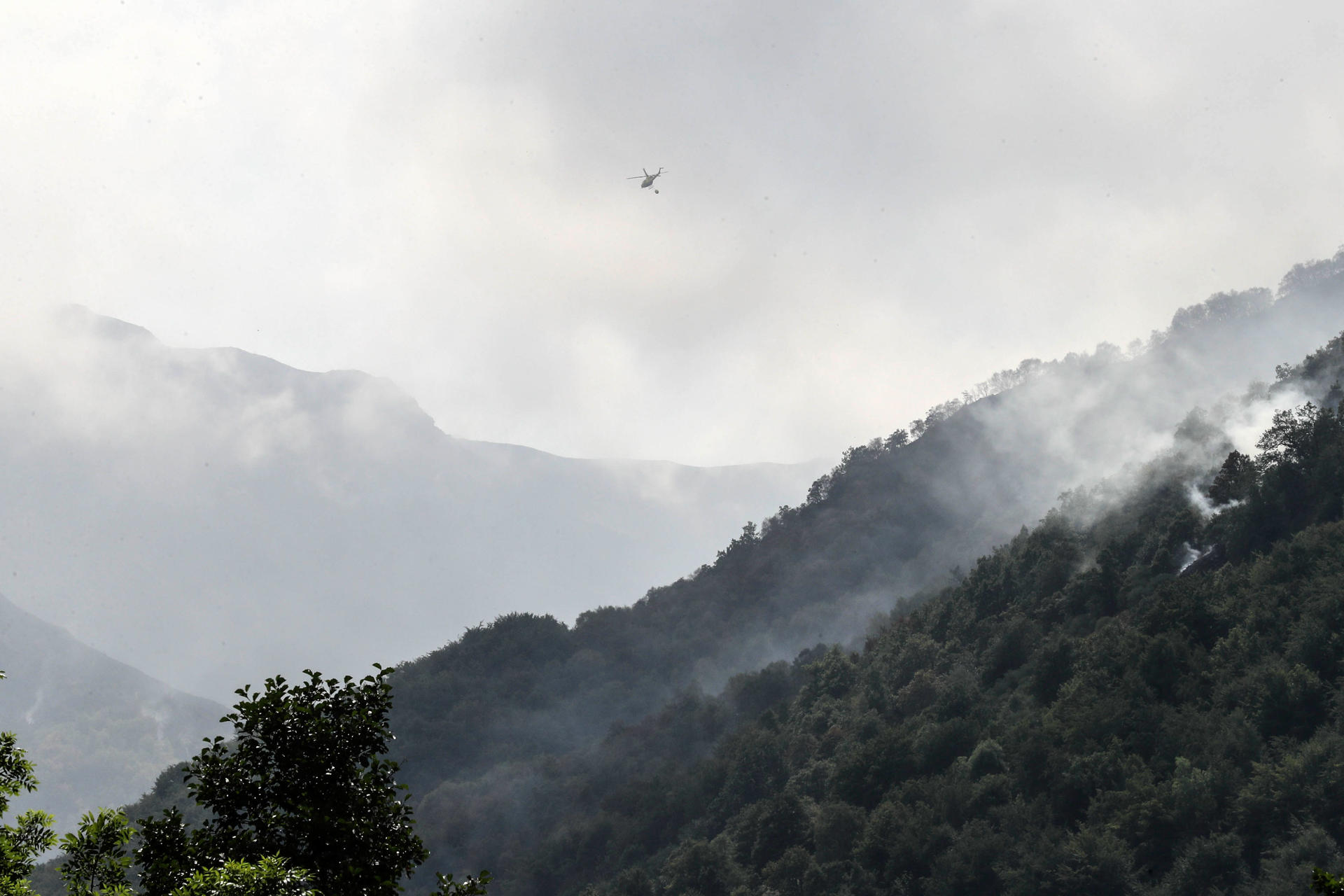 Incendio este lunes en las inmediaciones de Villar de Vildas, en el parque Natural de Somiedo. EFE/J.L. Cereijido/Archivo