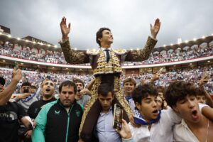 El torero Roca Rey sale a hombros de la Plaza de Toros de Vista Alegre en la cuarta de abono de las Corridas Generales de la Aste Nagusia 2025 de Bilbao, en la que ha compartido cartel con los diestros Juan Ortega y Pablo Aguado. EFE/ Miguel Toña