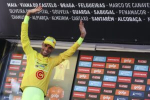 El portugués Rafael Reis, corredor del Anicolor-Tien 21, (en la imagen) fue este miércoles el más veloz en el prólogo que dio inicio a la Vuelta a Portugal y se adjudicó así el primer maillot amarillo de la 86.ª edición de la prueba lusa. EFE/EPA/TIAGO PETINGA