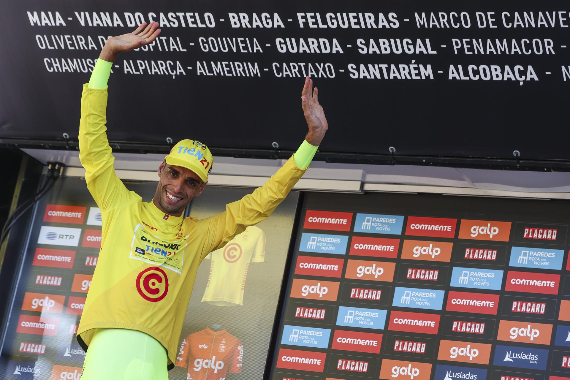 El portugués Rafael Reis, corredor del Anicolor-Tien 21, (en la imagen) fue este miércoles el más veloz en el prólogo que dio inicio a la Vuelta a Portugal y se adjudicó así el primer maillot amarillo de la 86.ª edición de la prueba lusa. EFE/EPA/TIAGO PETINGA