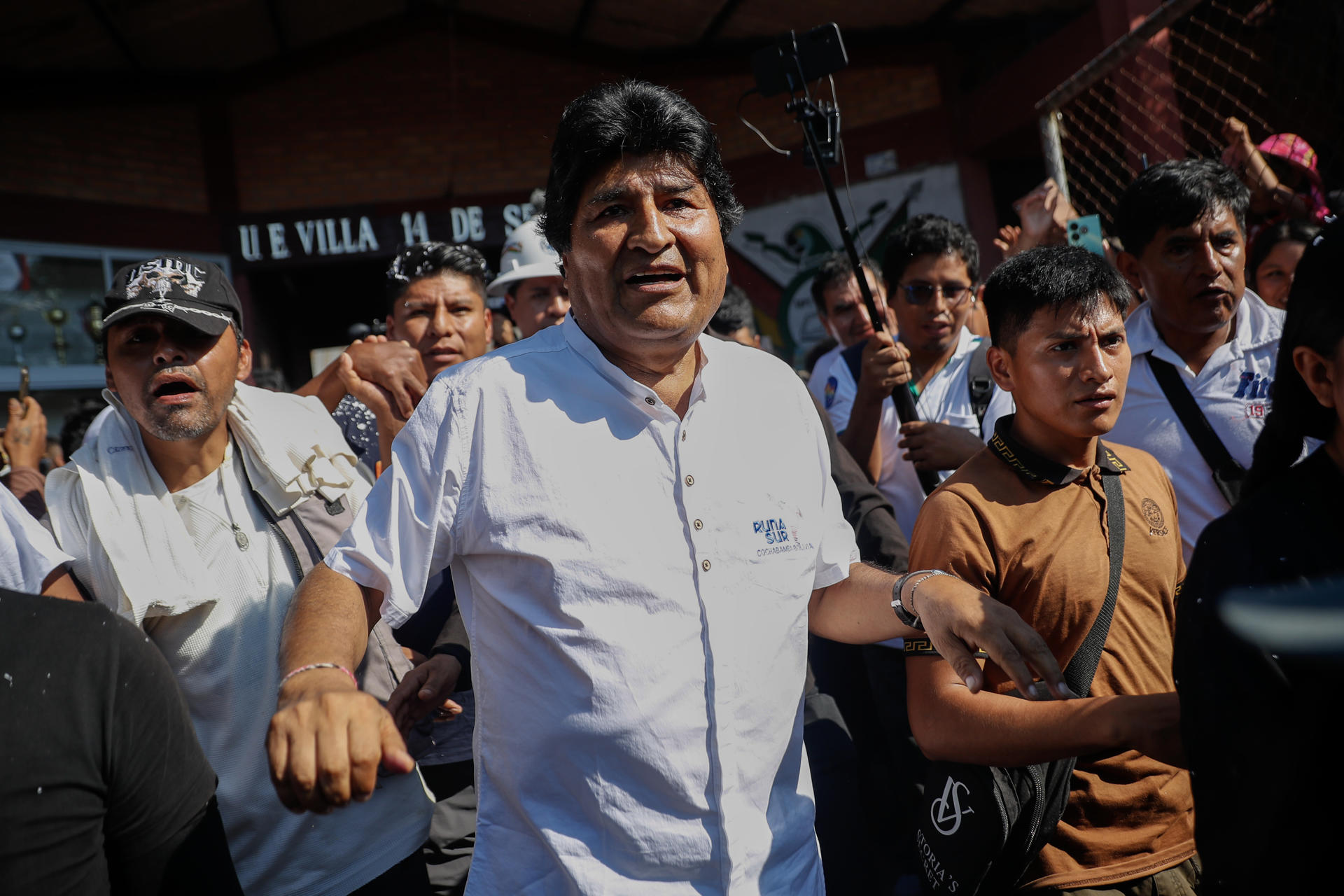 El expresidente de Bolivia Evo Morales sale luego de votar este domingo, en el centro de votación Escuela Villa 14, municipio de Villa Tunari (Bolivia). EFE/Rodrigo Sura