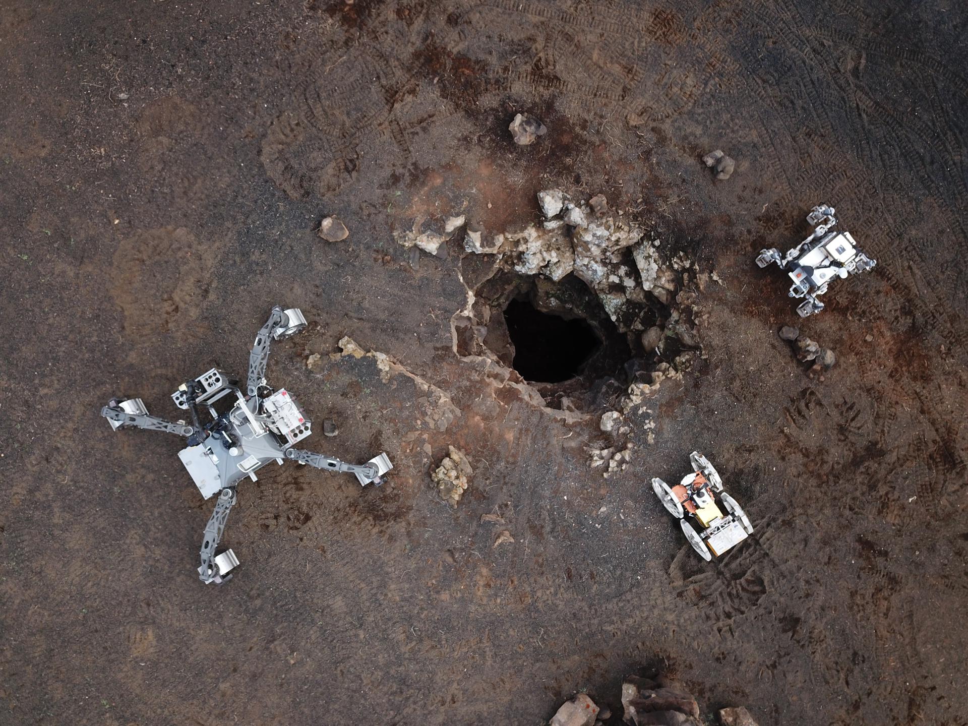 Los tubos de lava podrían ser refugio para los seres humanos en un momento dado, especialmente en misiones espaciales a otros planetas, pero ¿cómo garantizar que son seguros? Un equipo de investigadores ha ideado un sistema robótico que cartografía y recrea en 3D estas redes volcánicas subterráneas. Fue validado en un tubo volcánico de la isla de Lanzarote en 2023. En la imagen, experimentos de esa validación. Crédito: Carlos J. Pérez del Pulgar Mancebo, Space Robotics Lab. Universidad de Málaga.