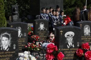 Cadetes de la armada rusa posan en el cementerio de Serafimovskoye durante la ceremonia conmemorativa del 25.º aniversario de la tragedia del submarino nuclear Kursk, en San Petersburgo, Rusia, el 12 de agosto de 2025. El submarino nuclear Kursk se hundió en el mar de Barents, cobrándose la vida de 118 marineros el 12 de agosto de 2000.
(Rusia, San Petersburgo) EFE/EPA/ANATOLY MALTSEV