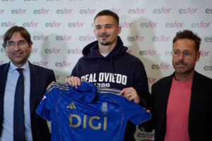 El belga Leander Dendoncker (c) durante su presentación este jueves como nuevo jugador del Real Oviedo en presencia de Arturo Estévez (i), director general, y David Estévez (d), director financiero de ESFER. EFE/Paco Paredes