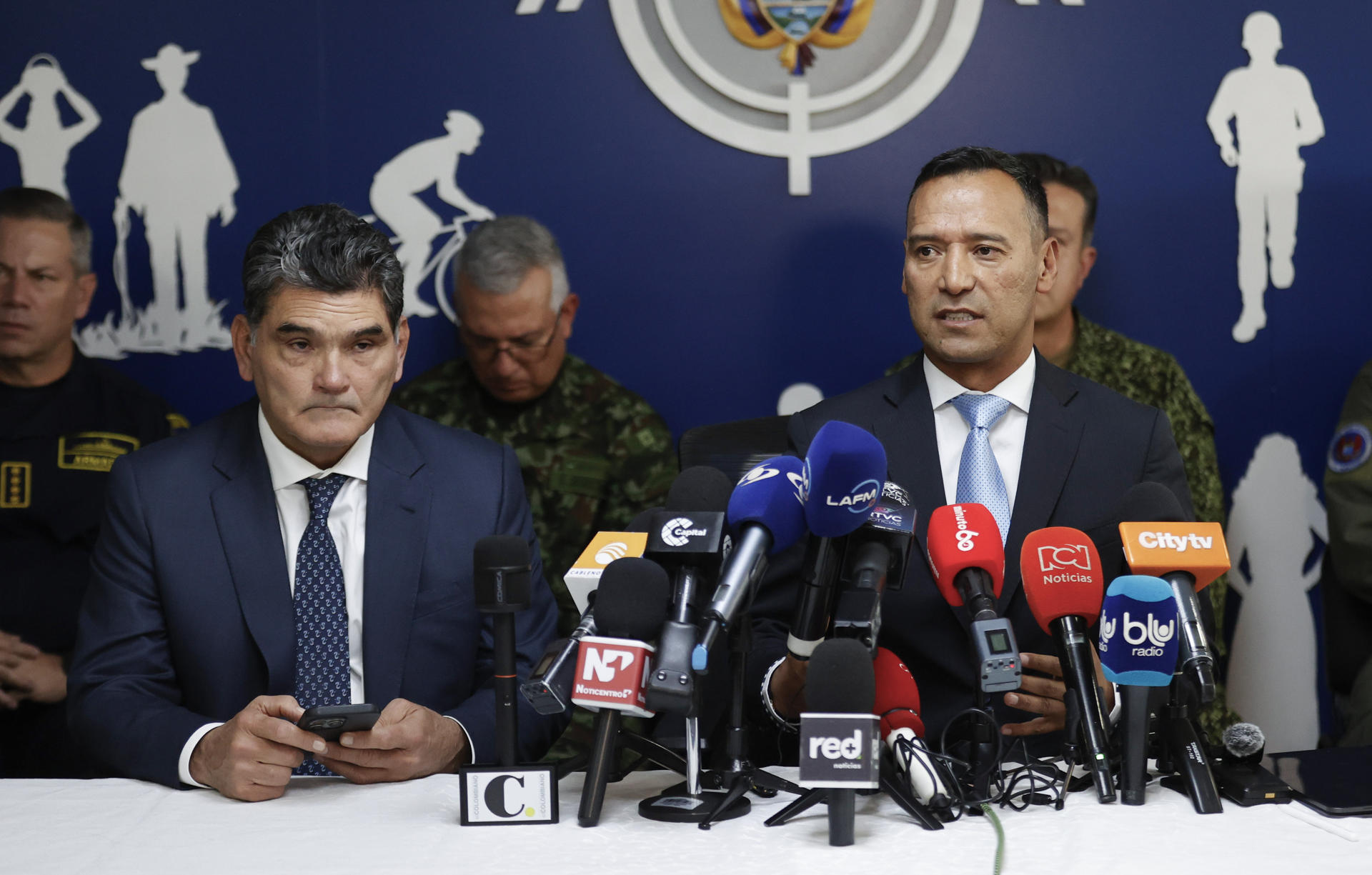 El procurador general, Gregorio Eljach (i), y el ministro de Defensa de Colombia, Pedro Sánchez, asisten a una rueda de prensa este martes, en Bogotá (Colombia). EFE/ Mauricio Dueñas Castañeda