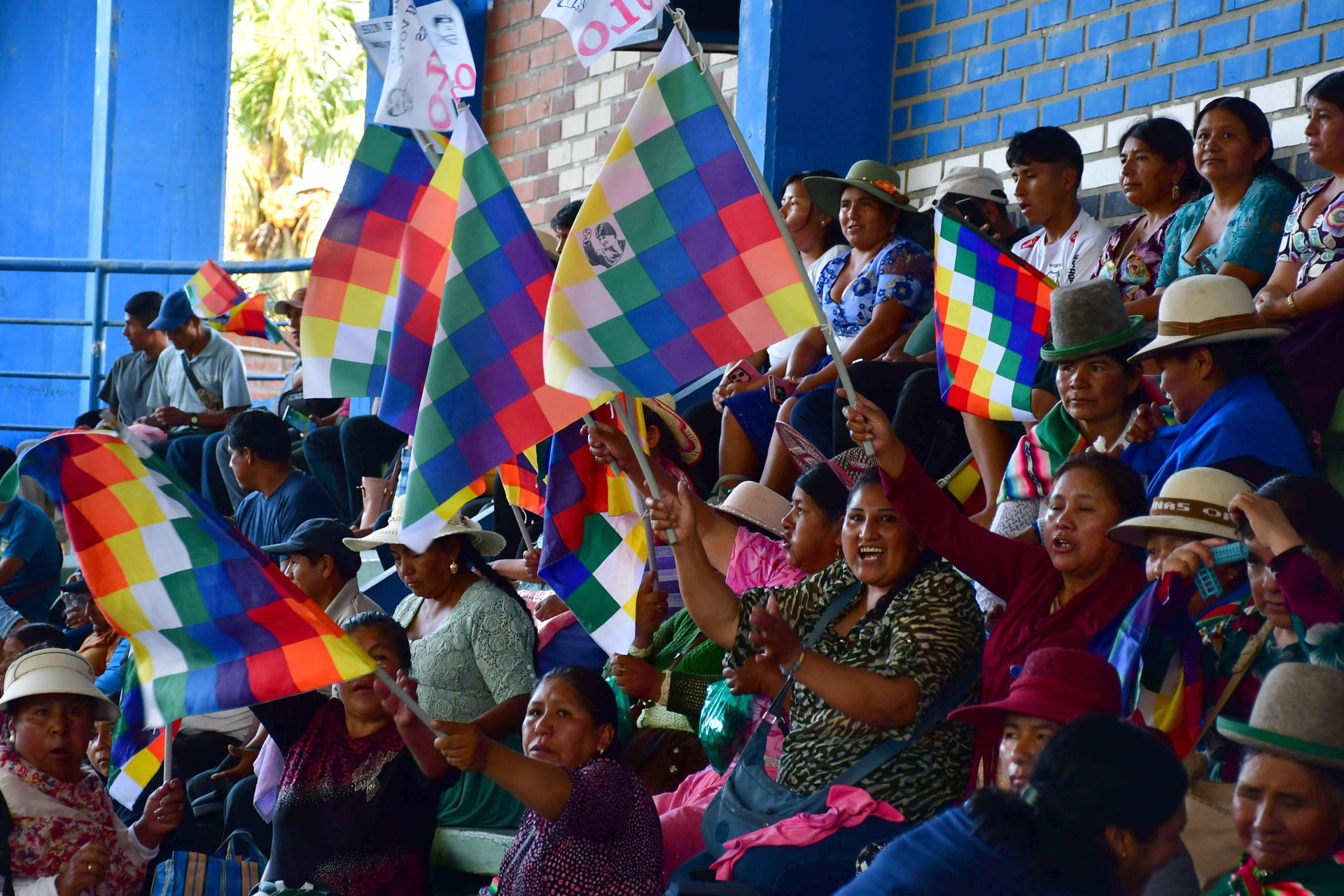 Seguidores del expresidente de Bolivia Evo Morales sostienen banderas durante un encuentro de militantes del partido Evo Pueblo este viernes, en Lauca Eñe, Departamento de Cochabamba (Bolivia). EFE/Jorge Ábrego