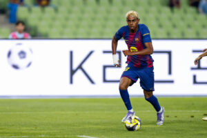 El futbolista del Barcelona Lamine Yamal controla el balón ante el Daegu FC durante el tercer partido de la pretemporada del equipo azulgrana este lunes en la capital coreana, Seúl. EFE/ Jeon Heon-kyun