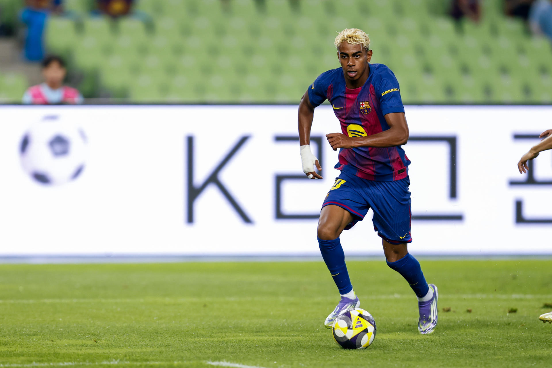 El futbolista del Barcelona Lamine Yamal controla el balón ante el Daegu FC durante el tercer partido de la pretemporada del equipo azulgrana este lunes en la capital coreana, Seúl. EFE/ Jeon Heon-kyun