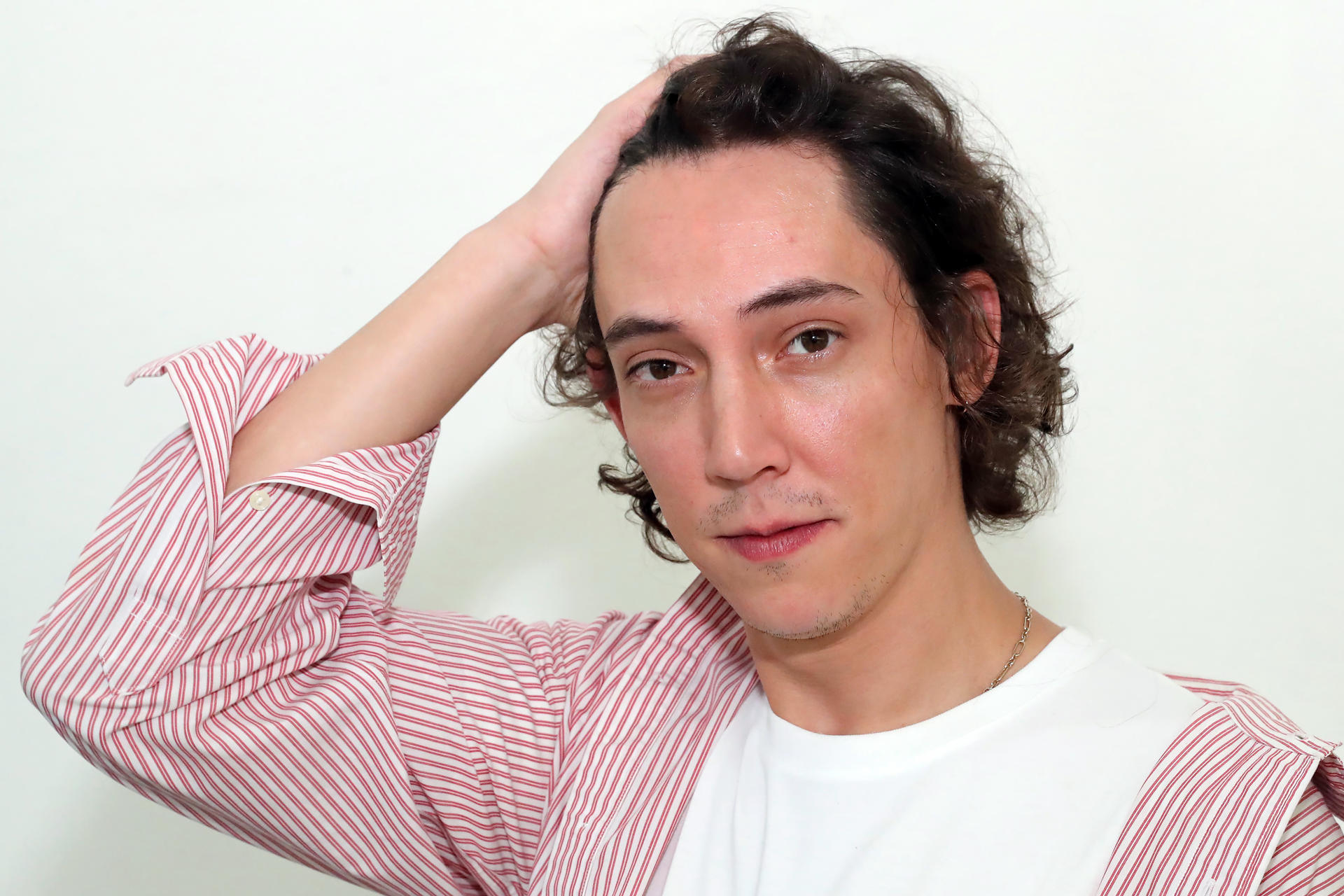 Fotografía del 16 de agosto de 2025 que muestra al actor Sebastián Silveti posando durante una entrevista a EFE, en Ciudad de México (México). EFE/ Mario Guzmán