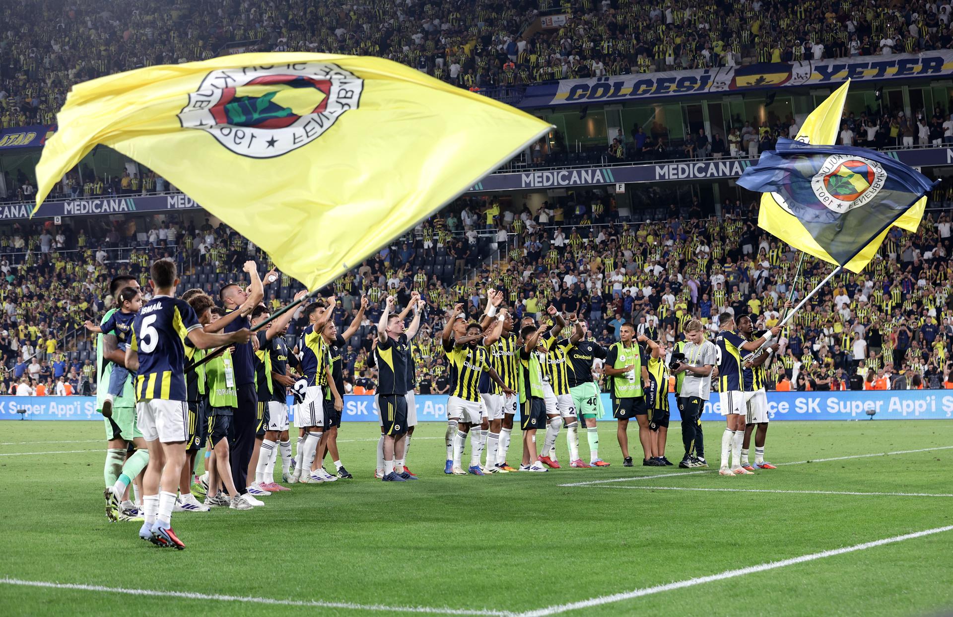 Los jugadores del Fenerbahçe celebran tras ganar la tercera ronda de clasificación de la Liga de Campeones de la UEFA, en el partido de vuelta entre el Fenerbahçe y el Feyenoord en Estambul, Turquía, el 12 de agosto de 2025. El Fenerbahçe ganó por 5-2 y pasó a la fase de play-offs. (Liga de Campeones, Turquía, Estambul). EFE/EPA/ERDEM SAHIN