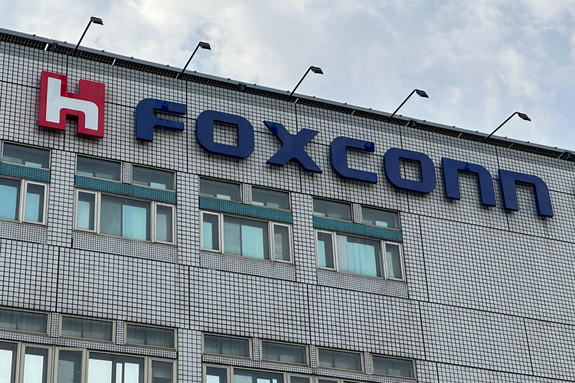 Fotografía de archivo de la fachada de un edificio de Hon Hai (Foxconn), el mayor ensamblador de productos electrónicos del mundo. EFE/Javier Castro Bugarín