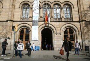 Fachada del edificio histórico de la Universidad de Barcelona (UB), en una imagen de archivo. EFE/Toni Albir