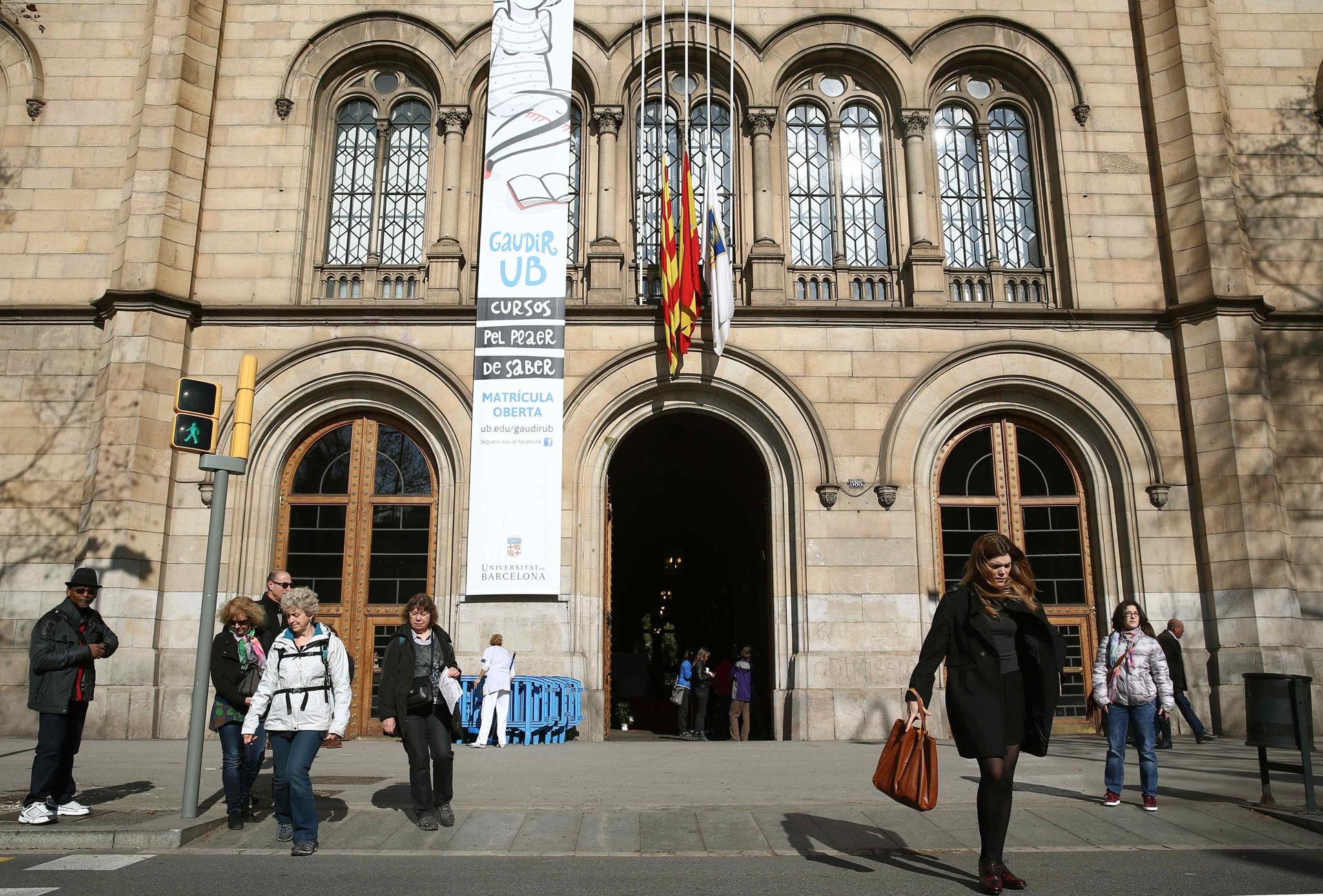 Fachada del edificio histórico de la Universidad de Barcelona (UB), en una imagen de archivo. EFE/Toni Albir