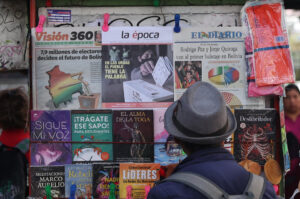 Una persona observa periódicos con los resultados de las elecciones presidenciales este lunes, en La Paz (Bolivia). EFE/ Luis Gandarillas