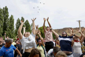 Unas 2.000 personas se han congregado este miércoles frente a la ermita de la Santa Cruz de Quel para conseguir los 2.500 bollos de pan y 60 kilos de queso de Roncal troceado en porciones que les han lanzado para revivir, como cada 6 de agosto, una tradición que data de 1479. EFE/ Raquel Manzanares