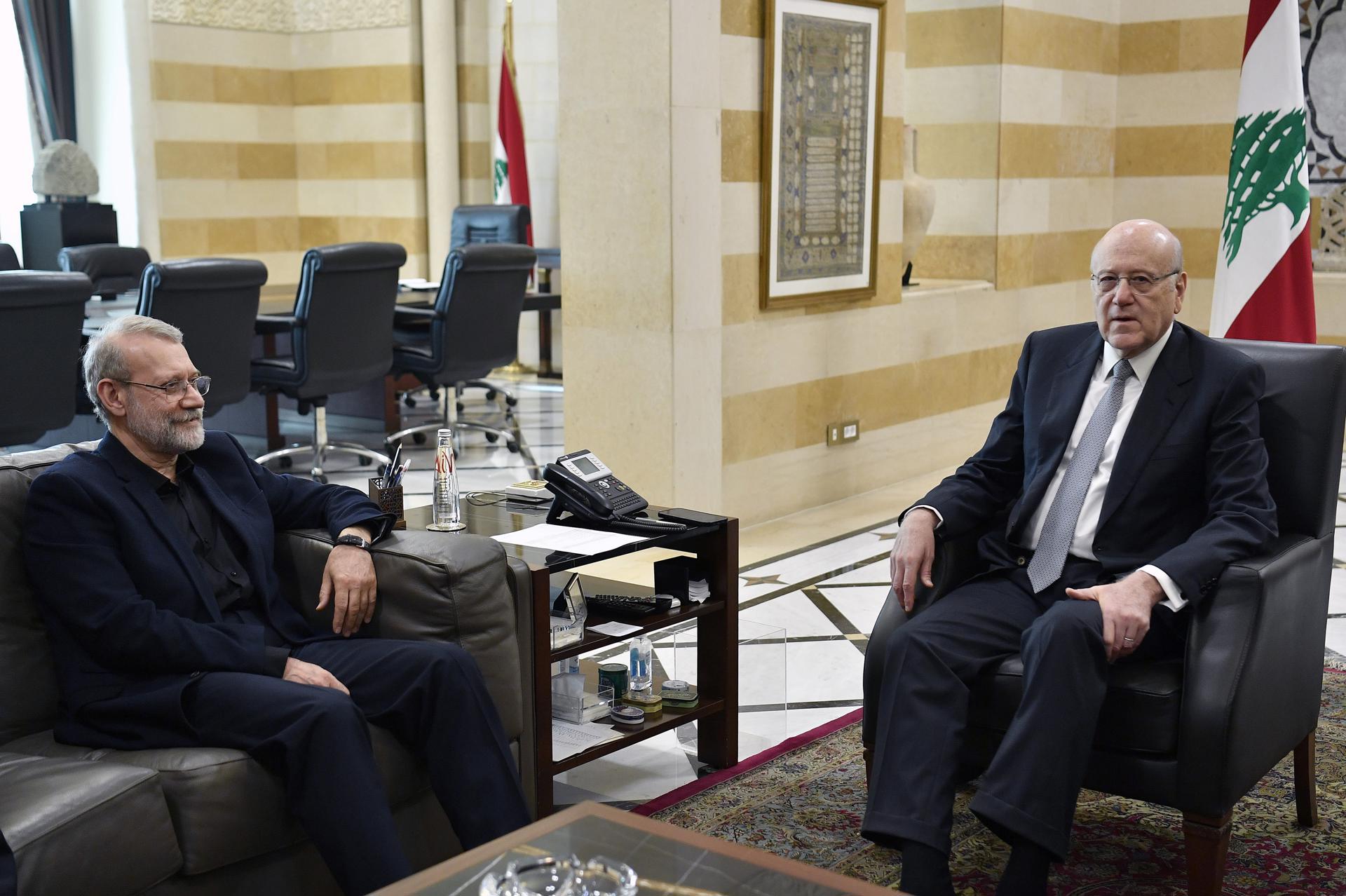 El asesor principal del líder supremo de Irán, Ali Larijani (I) con el primer ministro libanés Najib Mikati (D) en el palacio del gobierno en Beirut, Líbano, 15 de noviembre de 2024. EFE/EPA/ABBAS SALMAN
