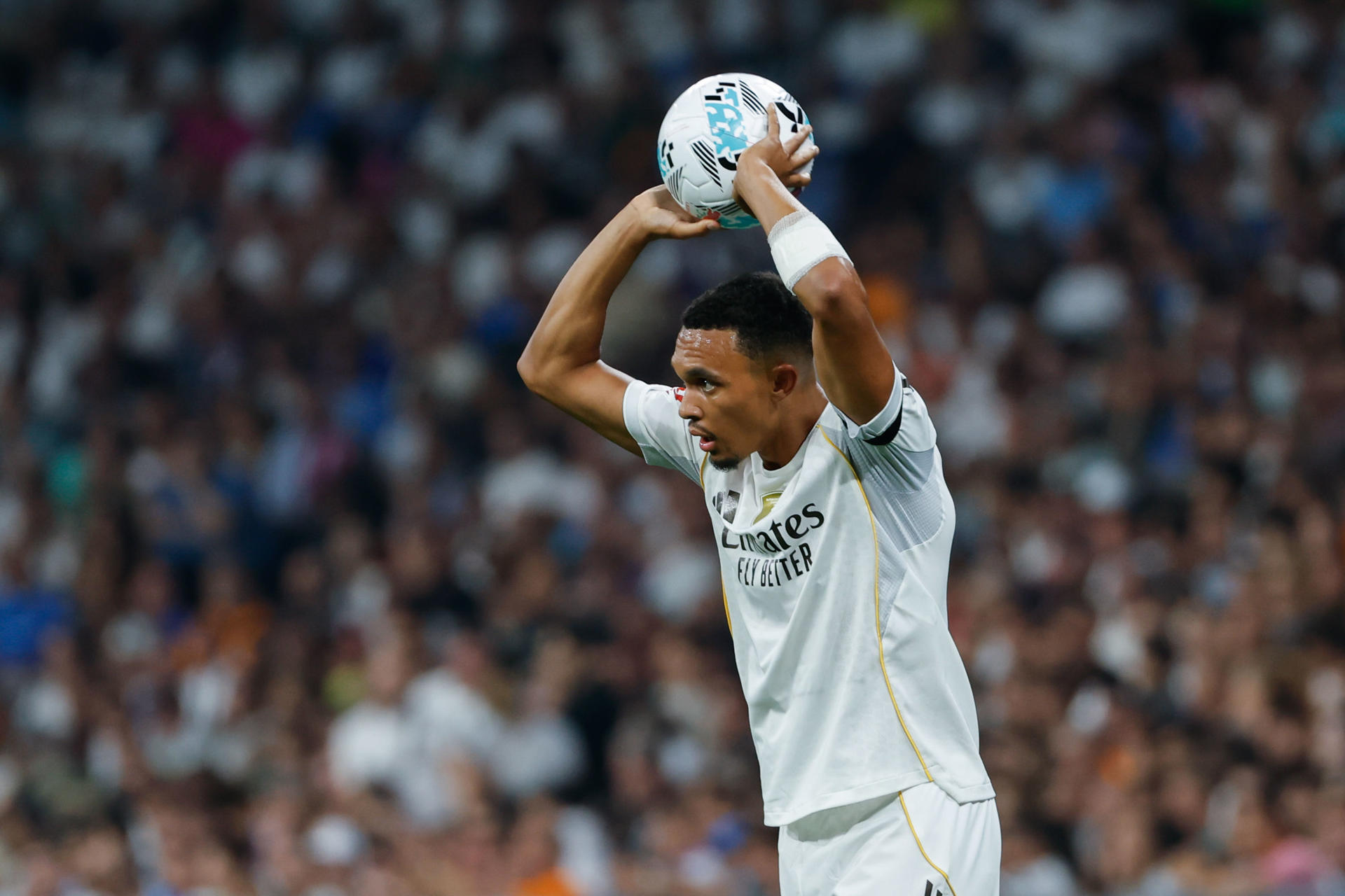 El defensa británico del Real Madrid Trent Alexander-Arnold, durante el partido de la primera jornada de LaLiga ante Osasuna. EFE/Mariscal