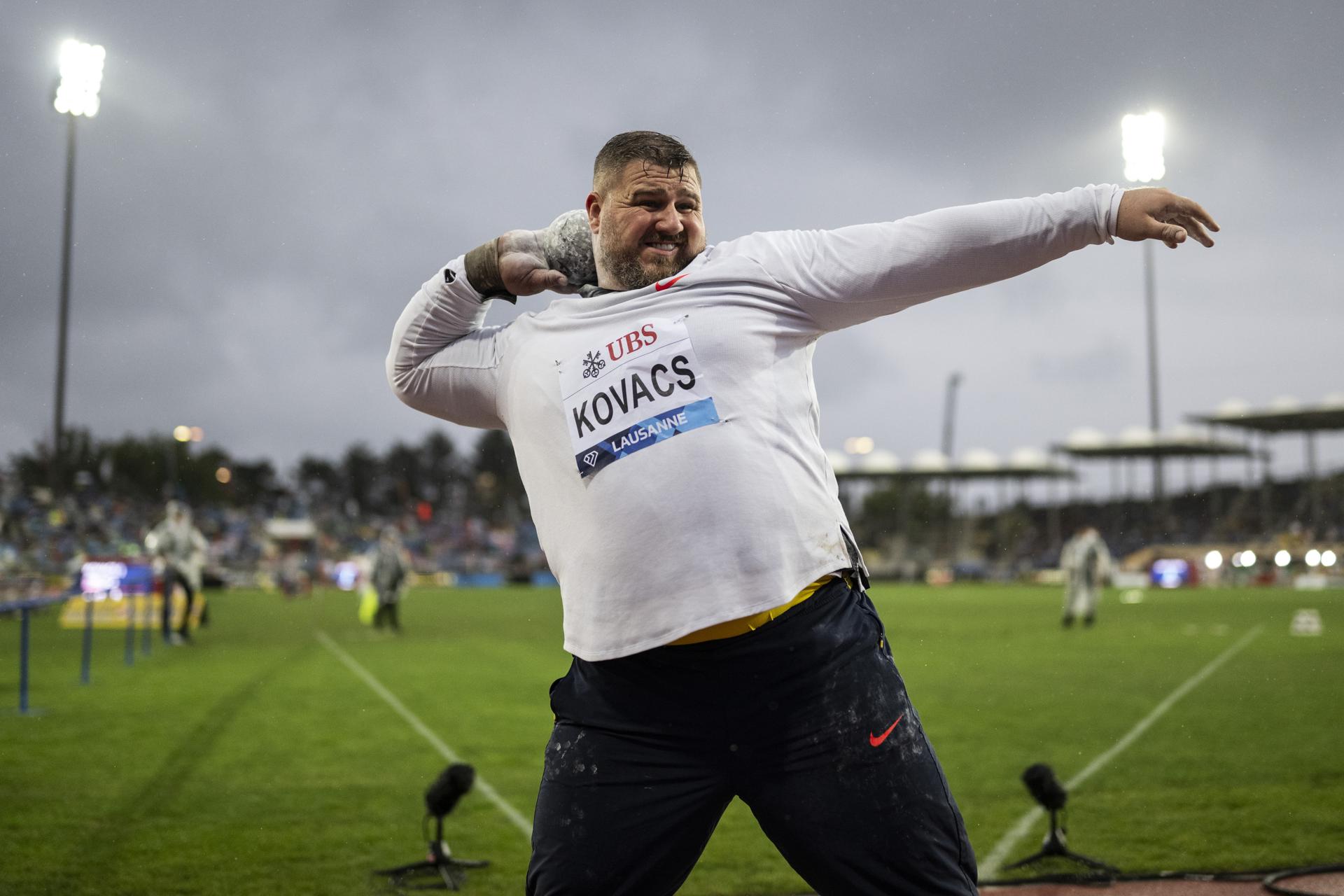 El estadounidense Joe Kovacs, en la prueba de lanzamiento de peso de la la Athletissima de Lausana (Suiza). EFE/EPA/JEAN-CHRISTOPHE BOTT
