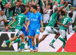 El jugador del Werder Bremen Abdoul Karim Coulibaly (d) celebra el gol del empate al final durante el partido de la Bundesliga que han jugado SV Werder Bremen y Bayer 04 Leverkusen, en Bremen, Alemania. EFE/EPA/HANNIBAL HANSCHKE