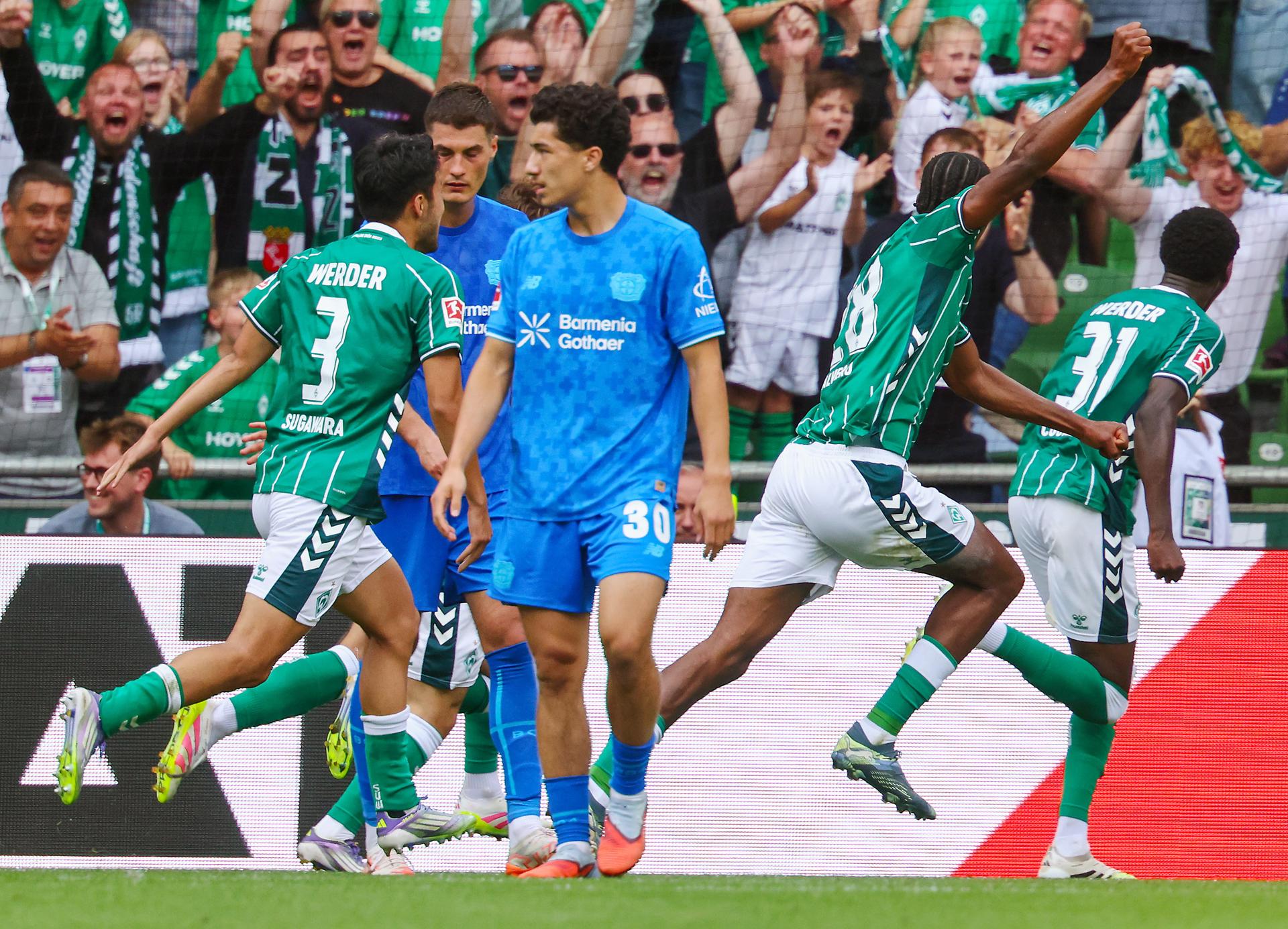 El jugador del Werder Bremen Abdoul Karim Coulibaly (d) celebra el gol del empate al final durante el partido de la Bundesliga que han jugado SV Werder Bremen y Bayer 04 Leverkusen, en Bremen, Alemania. EFE/EPA/HANNIBAL HANSCHKE