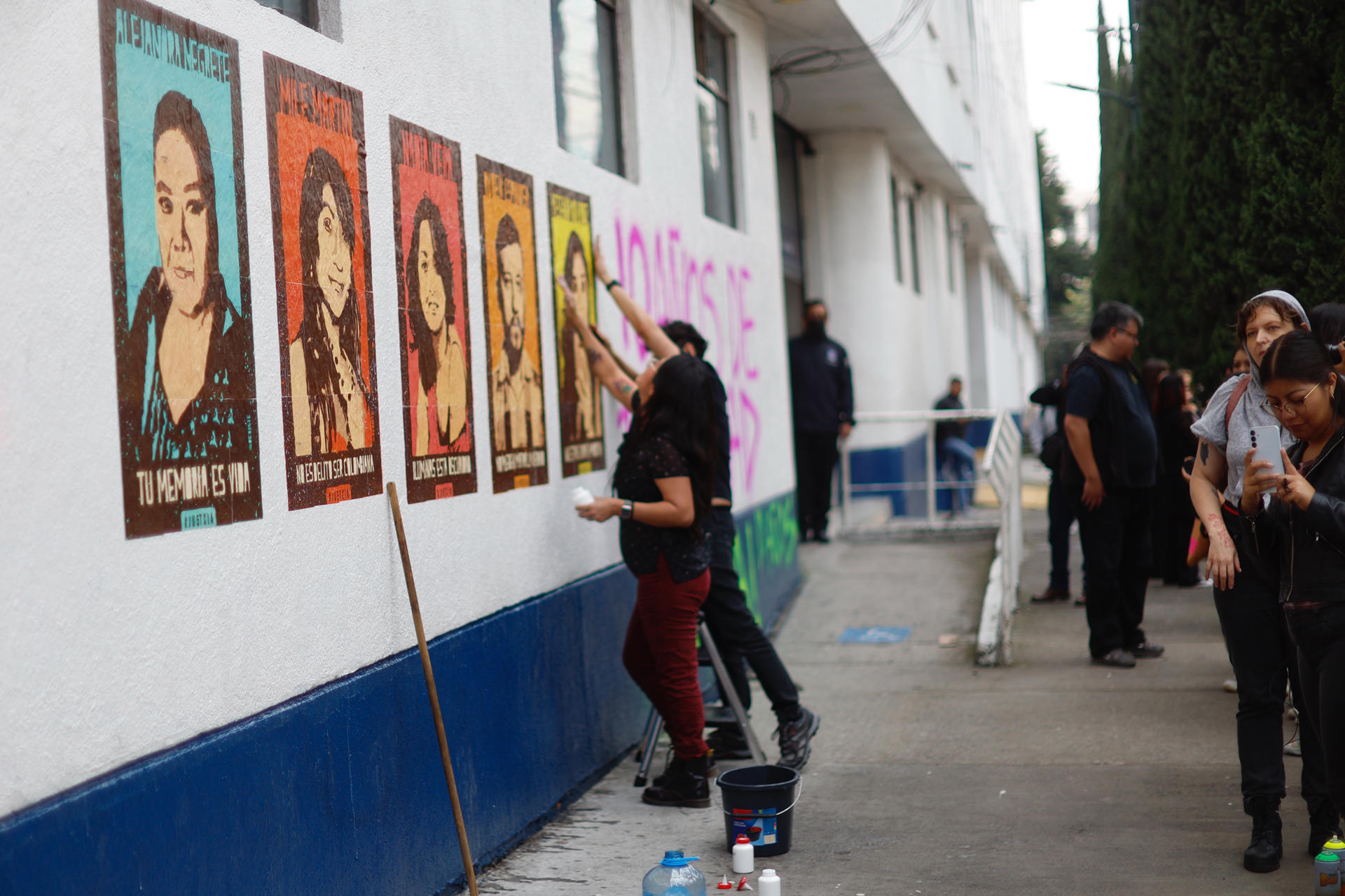 Personas protestan por el esclarecimiento del asesinato del fotoperiodista mexicano Rubén Espinosa y cuatro feminicidios, este jueves en la Fiscalía General de Justicia de la Ciudad de México (México). EFE/ Sáshenka Gutiérrez