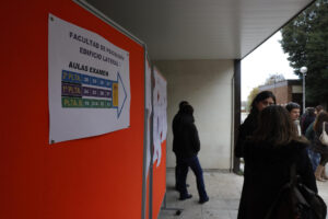 Imagen del pasado 25 de enero, cuando más de 32.200 personas se examinaron para acceder a una de las 11.943 plazas de Formación Sanitaria Especializada (FSE) que había convocado el Ministerio de Sanidad. EFE/ Zipi Aragón