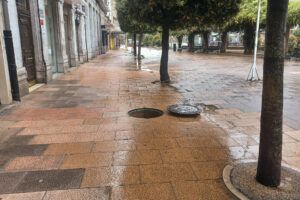 La intensa tromba de agua que ha caído a primera hora de la mañana en Santander ha causado inundaciones y ha tenido incidencia en el tráfico, con importantes retenciones en accesos a la ciudad y en el centro, y ha obligado a cerrar los túneles. EFE/Pilar Palazuelo