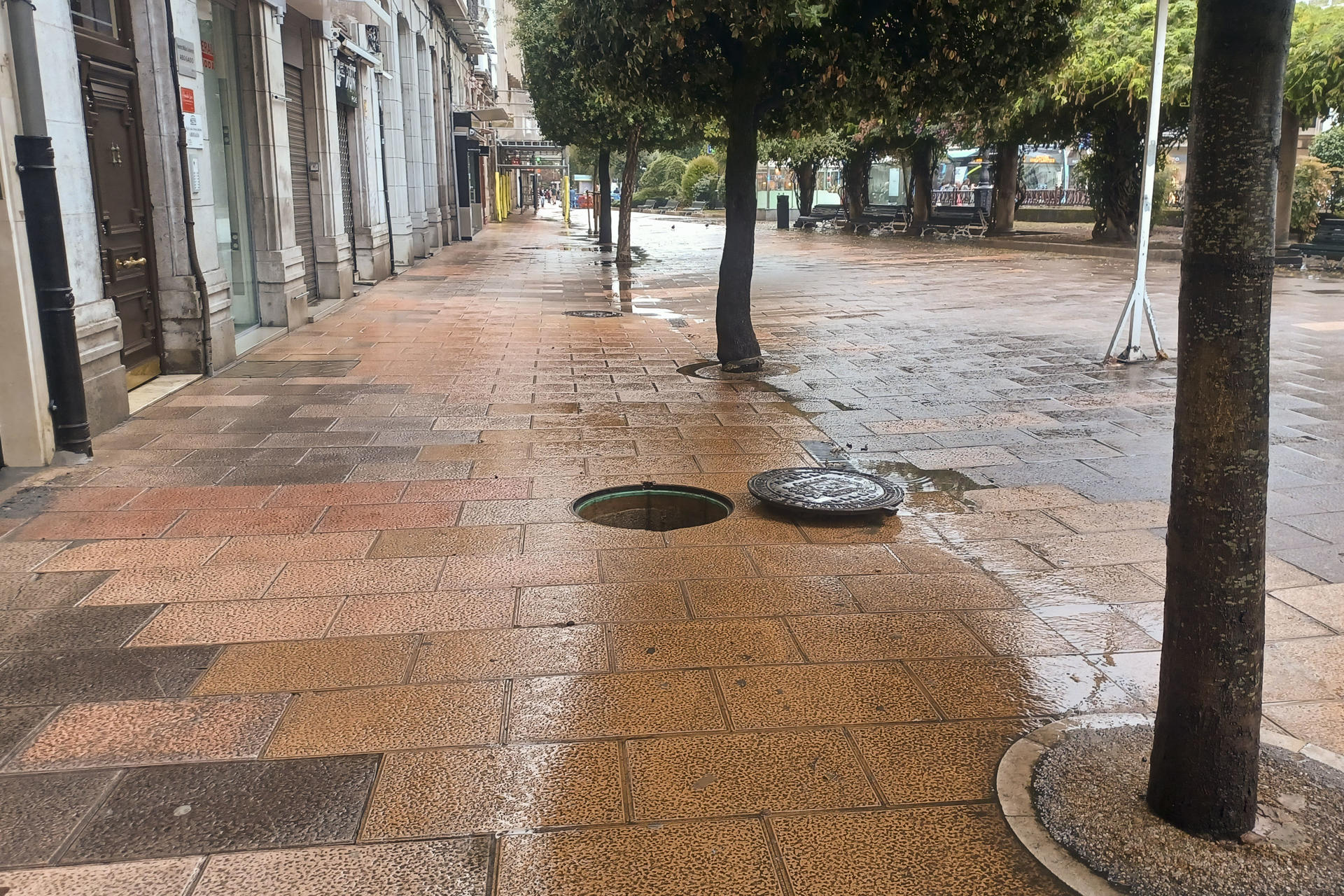 La intensa tromba de agua que ha caído a primera hora de la mañana en Santander ha causado inundaciones y ha tenido incidencia en el tráfico, con importantes retenciones en accesos a la ciudad y en el centro, y ha obligado a cerrar los túneles. EFE/Pilar Palazuelo