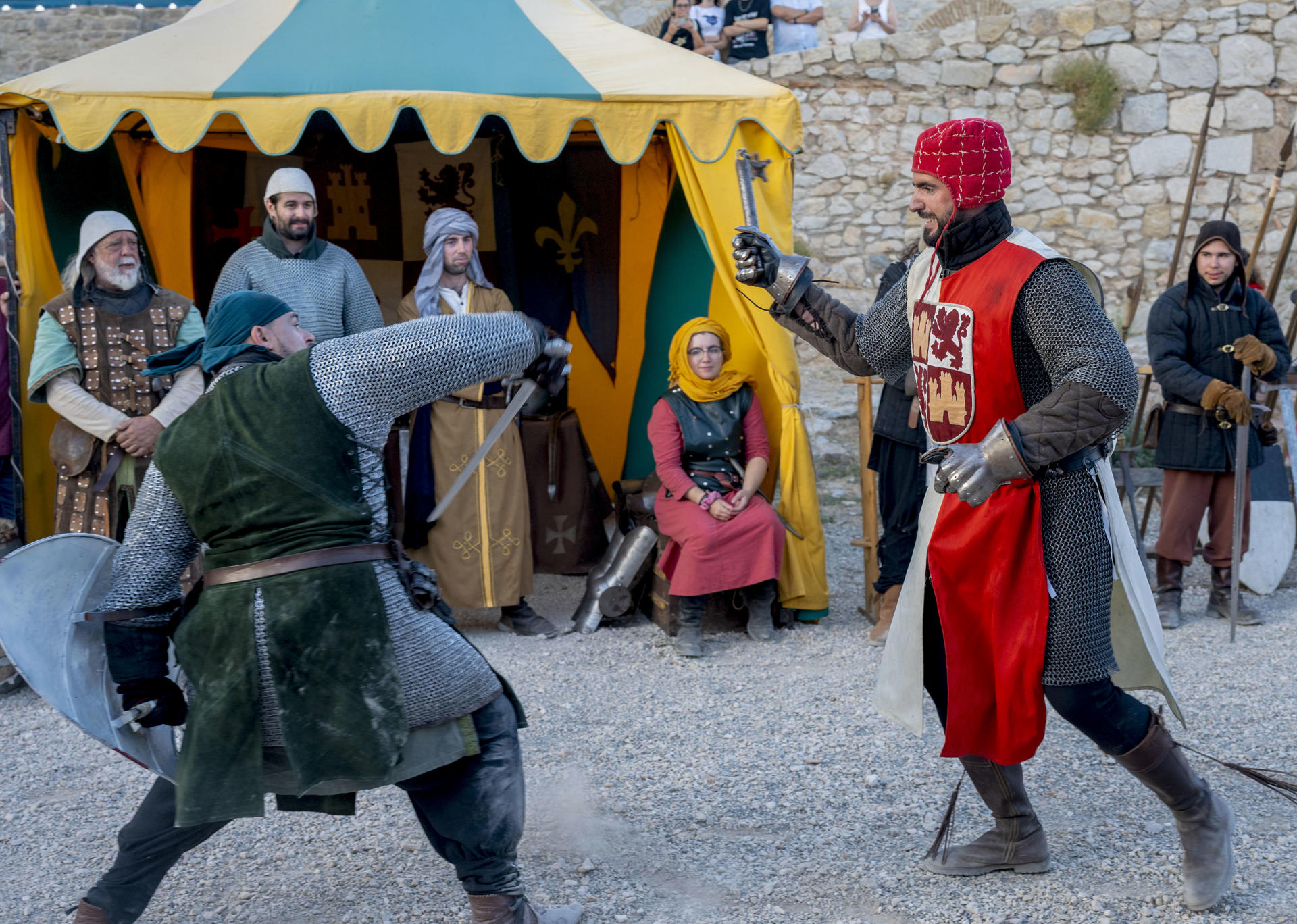 Miles de personas han viajado este fin de semana a la época medieval visitando el Castillo de Santa Catalina de Jaén, transformado en un auténtico campamento del siglo XIII con motivo de la actividad ‘Moradores en el Castillo’, en el marco del 1.200 aniversario de la capitalidad de Jaén. EFE/ José Manuel Pedrosa.
