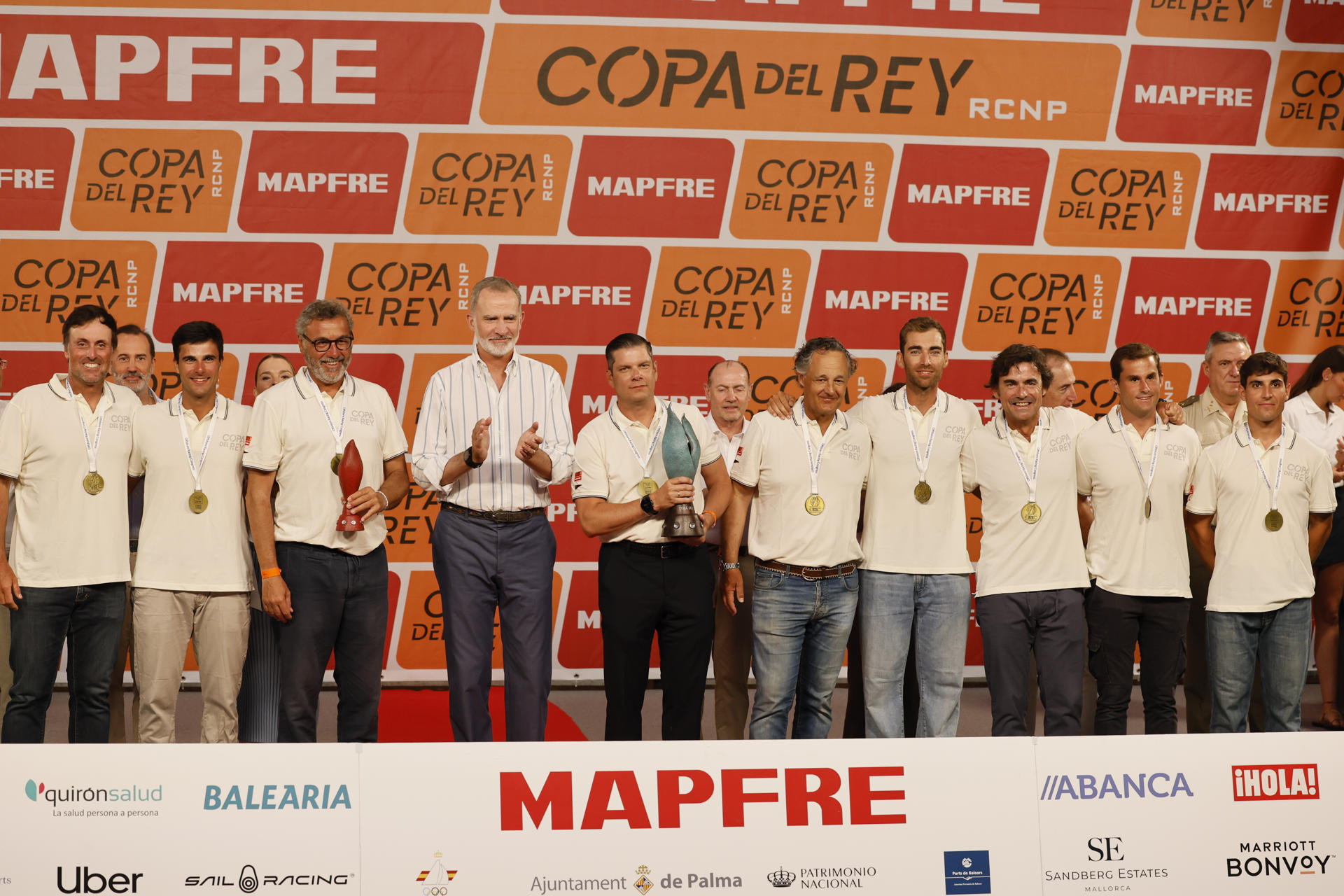 El rey Felipe VI (6i) entrega el trofeo ORC al español Antonio Porres durante la entrega de los premios de la 43 edición de la Copa del Rey de Vela Mapfre, este sábado en el Club Náutico de Palma. EFE/Ballesteros