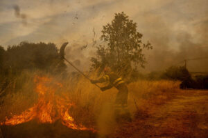 Un voluntario lucha contra el fuego este martes en el incendio de Oimbra, Ourense. EFE/ Brais Lorenzo