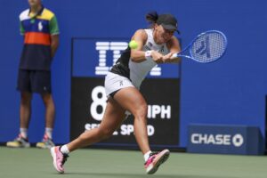 Iga Swiatek, de Polonia, en acción contra Suzan Lamens, de los Países Bajos, durante la segunda ronda del Abierto de EE.UU. en el Centro Nacional de Tenis USTA Billie Jean King en Flushing Meadows, Nueva York. EFE/EPA/SARAH YENESEL