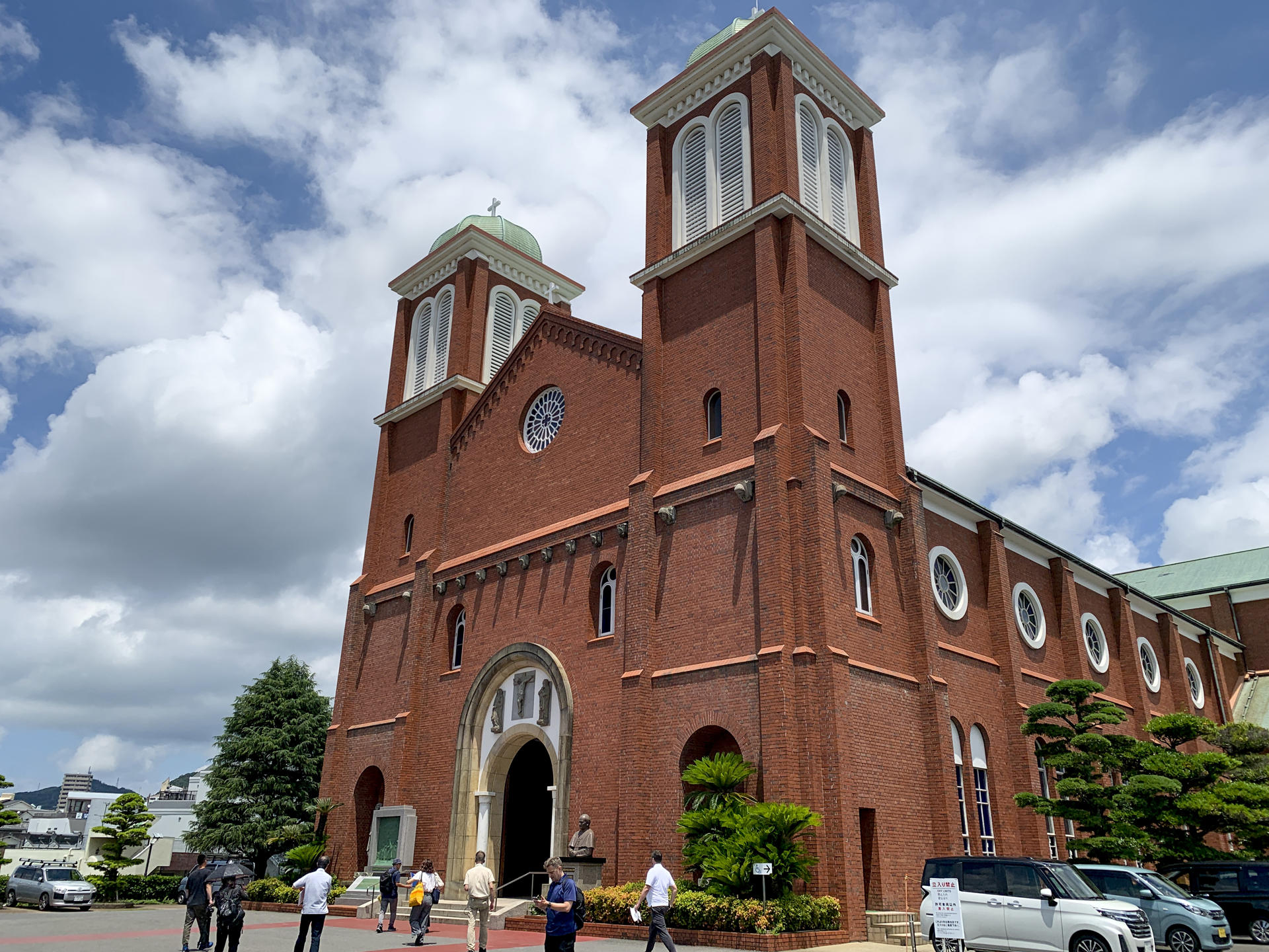 Vista de la Catedral de Urakami, que quedó completamente arrasada durante el bombardeo atómico de Nagasaki en 1945, y fue reconstruida varias décadas después. Hibaku no Maria (La Virgen María bombardeada) fue hallada entre las ruinas de la Catedral de Urakami tras el bombardeo de Nagasaki. La estatua original era una talla de madera inspirada en una pintura de Murillo, de la que sólo quedó la cabeza quemada y que hoy día es considerada un símbolo de la resiliencia de la comunidad cristiana perseguida durante siglos en Japón. EFE/ Antonio Hermosín