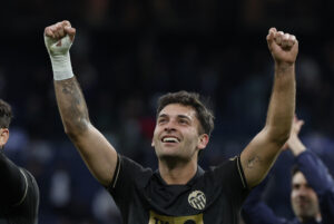 El delantero del Valencia Hugo Duro celebra la victoria del equipo en el partido de LaLiga ante el Real Madrid, en el Santiago Bernabéu, la pasada temporada. EFE/Chema Moya